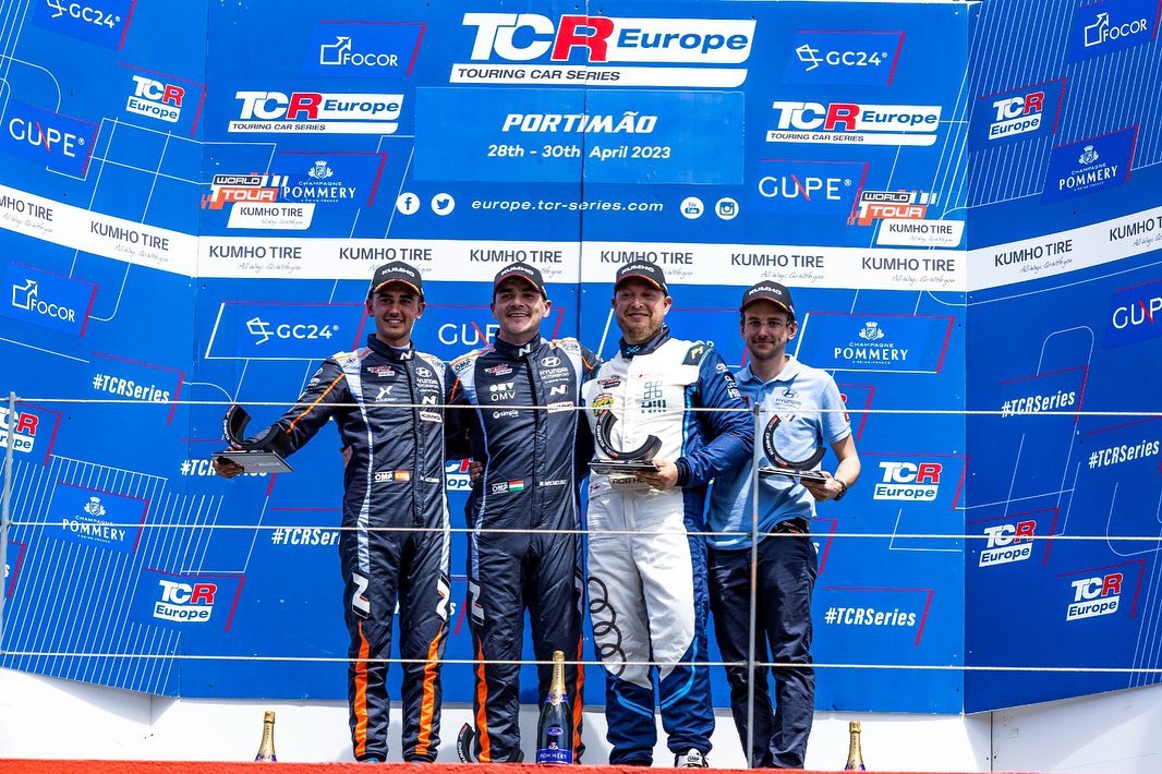 Mikel Azcona empieza la temporada en la cima